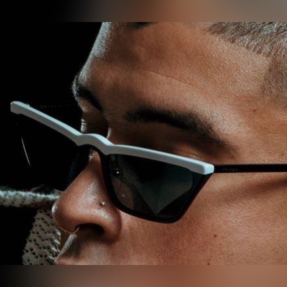 Prada SPR19U Sunglasses - Picture 2 of 10